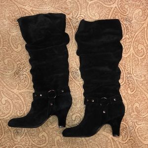 Black suede Aerosoles scrunchy boots! Great shape!